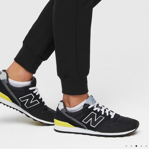 FIGS Zamora Jogger Scrub Pants - Picture 3 of 3